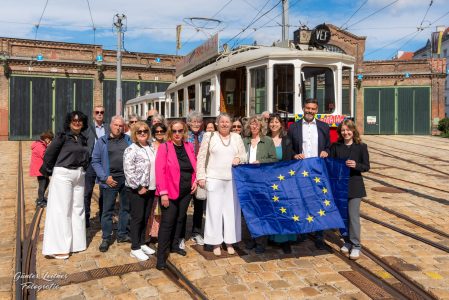 Gruppenfoto vor der Oldtimer-Straßenbahn

Fotographie: Günter Leitner