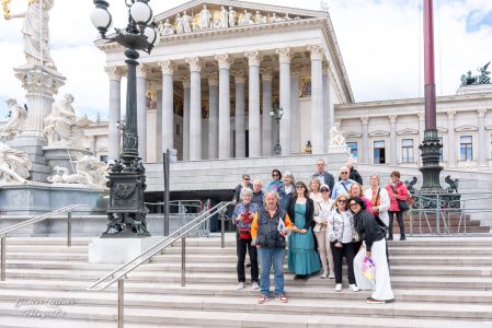 Gruppenfoto vor dem österreichischen Parlament

Fotographie: Günter Leitner