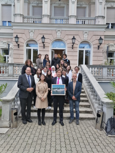 Gruppenfoto der Exkursion mit dem Botschafter